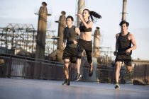 Atleti cinesi che corrono per strada — Foto stock