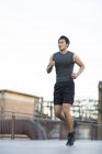 Chinesischer Jogger läuft auf Straße — Stockfoto