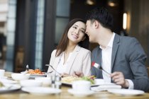 Casal chinês jantando no restaurante juntos — Fotografia de Stock