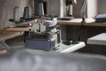 Швейная машина в мастерской — стоковое фото