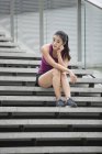 Donna cinese che riposa sulle scale dopo l'esercizio — Foto stock