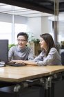 Китайський це працівників за допомогою комп'ютера в офісі — стокове фото