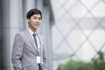 Empresário chinês de pé na rua — Fotografia de Stock