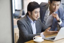 Asiatische Männer mit laptop in cafe — Stockfoto