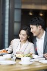 Chinese couple dining in restaurant together — Stock Photo
