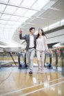 Китайская пара обнимается во время прогулки в торговом центре — стоковое фото