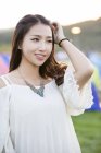 Jeune femme chinoise ajustement des cheveux — Photo de stock