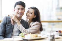 Casal chinês abraçando no restaurante — Fotografia de Stock