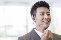 Gerente de venda chinês usando fone de ouvido — Fotografia de Stock
