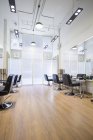 Salon de coiffure intérieur avec chaises vides — Photo de stock