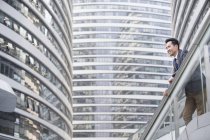 Empresário chinês olhando para a vista no distrito financeiro — Fotografia de Stock