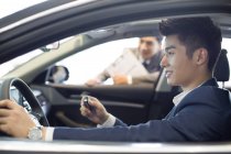 Uomo cinese seduto in auto durante il test drive — Foto stock