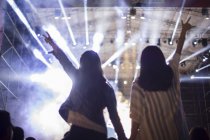 Chinesische Frauen haben Spaß beim Musikfestival — Stockfoto