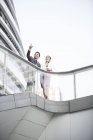 Uomini d'affari cinesi che puntano e guardano in vista — Foto stock