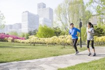Casal maduro chinês correndo no parque — Fotografia de Stock
