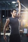 Chinês homem formação com kettlebell no crossfit ginásio — Fotografia de Stock