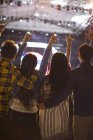 Chinesische Freunde haben Spaß beim Musikfestival — Stockfoto