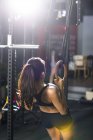 Жінка займається гімнастичними кільцями в спортзалі — стокове фото