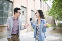 Китайські колеги говорить і сміється на вулиці — стокове фото