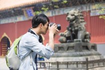 Chinesischer Tourist beim Fotografieren am Lama-Tempel — Stockfoto