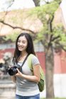 Donna cinese in visita al Tempio Lama con fotocamera digitale — Foto stock