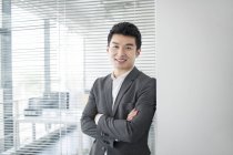 Retrato del empresario chino con los brazos cruzados - foto de stock