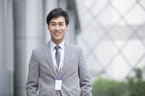 Chinesischer Geschäftsmann steht auf der Straße — Stockfoto