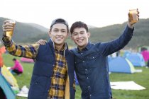 Uomini cinesi in posa con la birra al campeggio festival — Foto stock