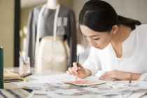 Chinesischer Modedesigner zeichnet Skizze — Stockfoto