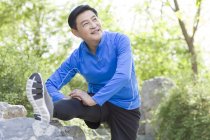 Reif chinesisch mann stretching im park — Stockfoto