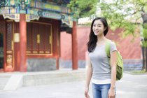 Chinese woman with backpack visiting Lama Temple — Stock Photo