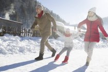 Chinesische Eltern ziehen Tochter auf Schnee — Stockfoto