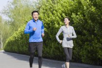 Chinesisch reif pärchen running im park — Stockfoto