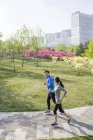 China pareja madura corriendo en parque - foto de stock