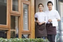 Personale di servizio cinese in piedi sulla porta del ristorante — Foto stock