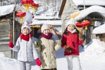 Китайские дети держат леденцы в руках и смотрят в камеру — стоковое фото