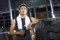 Chinois reposant à la salle de gym avec de l'eau — Photo de stock