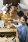 Bijoutiers chinois travaillant sur la conception de bagues en studio — Photo de stock