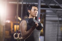 Homme chinois haltère levant à la salle de gym — Photo de stock