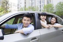 Chinês família equitação e inclinação fora de carro — Fotografia de Stock