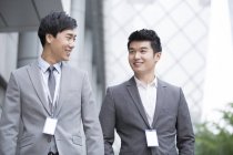 Empresários chineses conversando no centro de negócios — Fotografia de Stock