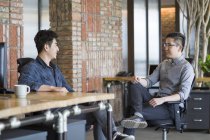 Collaboratori cinesi che parlano in ufficio — Foto stock