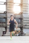 Chinesischer Jogger läuft auf Straße — Stockfoto