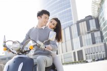 Coppia cinese guida motorino scooter insieme — Foto stock