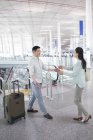 Maduro chino pareja reuniéndose en el aeropuerto - foto de stock