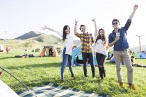 Amici cinesi divertirsi al festival musicale campeggio — Foto stock