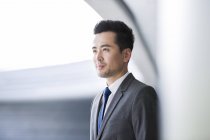 Sério empresário chinês olhando para longe — Fotografia de Stock