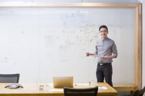 Programmeur informatique chinois debout devant le tableau blanc — Photo de stock