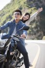 Couple chinois assis sur la moto ensemble — Photo de stock