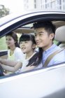 Pai chinês levando filha dirigindo carro — Fotografia de Stock